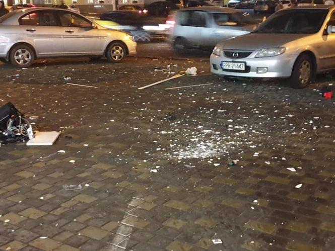 Новини Вінниці - фото з Італійські пристрасті у "Набережному кварталі": жінка викидає з 6 поверху техніку та речі Італійські пристрасті у "Набережному кварталі": жінка викидає з 6 поверху техніку та речі, фото №2 на сайті 20minut.ua