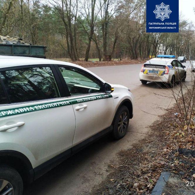 Новини Житомира - фото з Ріжуть дерева просто в межах Житомира: поліція затримала нелегальних лісорубів Ріжуть дерева просто в межах Житомира: поліція затримала нелегальних лісорубів, фото №2 на сайті 20minut.ua