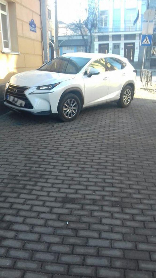 Новини Вінниці - фото з Вінничанка на Lexus збила огорожу та в'їхала у стіну театру Садовського (ОНОВЛЕНО) Вінничанка на Lexus збила огорожу та в'їхала у стіну театру Садовського (ОНОВЛЕНО), фото №1 на сайті 20minut.ua