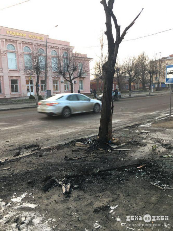 Audi влетіла в дерево та спалахнула. У ДТП на Хмельниччині постраждали люди (ФОТО, ВІДЕО), фото №2 на сайті vsim.ua