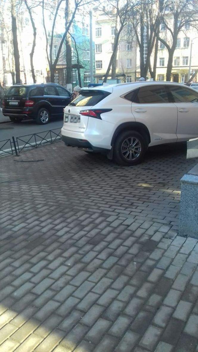 Новини Вінниці - фото з Вінничанка на Lexus збила огорожу та в'їхала у стіну театру Садовського (ОНОВЛЕНО) Вінничанка на Lexus збила огорожу та в'їхала у стіну театру Садовського (ОНОВЛЕНО), фото №3 на сайті 20minut.ua