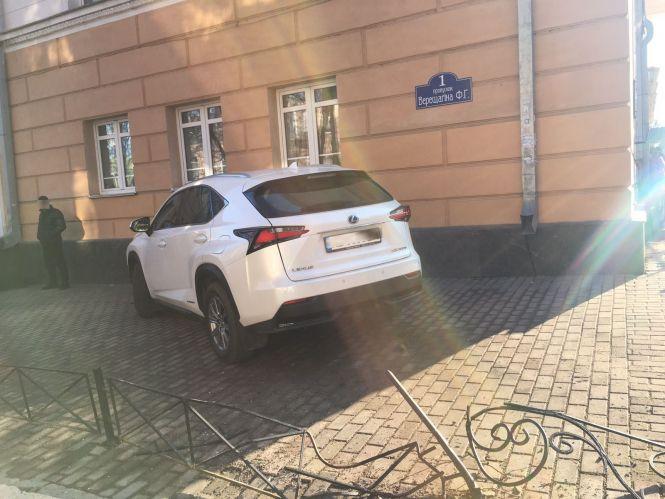 Новини Вінниці - фото з Вінничанка на Lexus збила огорожу та в'їхала у стіну театру Садовського (ОНОВЛЕНО) Вінничанка на Lexus збила огорожу та в'їхала у стіну театру Садовського (ОНОВЛЕНО), фото №2 на сайті 20minut.ua