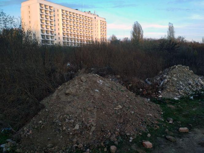 Новини Вінниці - фото з Таємне життя парку Дружби народів: як «спорткомплекс» розібрали на городи Таємне життя парку Дружби народів: як «спорткомплекс» розібрали на городи, фото №10 на сайті 20minut.ua