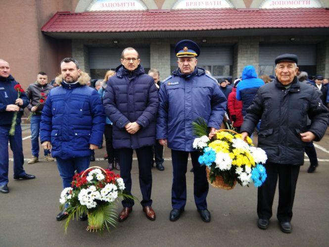 Новини Житомира - фото з У Житомирі вшанували пожежних-ліквідаторів, які убезпечили світ від наслідків аварії на ЧАЕС У Житомирі вшанували пожежних-ліквідаторів, які убезпечили світ від наслідків аварії на ЧАЕС, фото №2 на сайті 20minut.ua