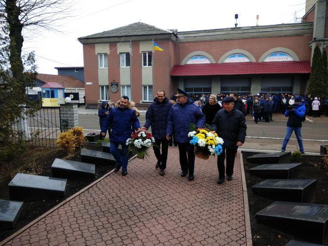 Новини Житомира - фото з У Житомирі вшанували пожежних-ліквідаторів, які убезпечили світ від наслідків аварії на ЧАЕС У Житомирі вшанували пожежних-ліквідаторів, які убезпечили світ від наслідків аварії на ЧАЕС, фото №3 на сайті 20minut.ua