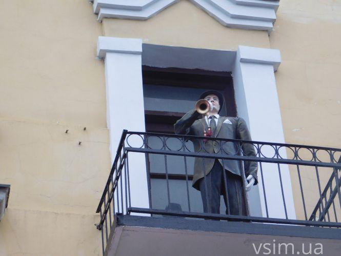 Новини Хмельницького - фото з З годинникової вежі на кінотеатрі "Планета" виграє трубач (ВІДЕО) З годинникової вежі на кінотеатрі "Планета" виграє трубач (ВІДЕО), фото №7 на сайті vsim.ua