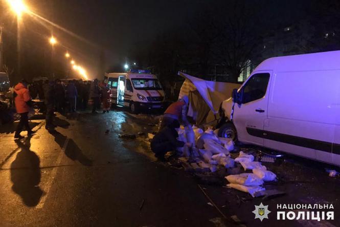 Новини Хмельницького - фото з У Шепетівці легковик в’їхав у мікроавтобус. Постраждали двоє людей Світлина від Поліція Хмельницької області.