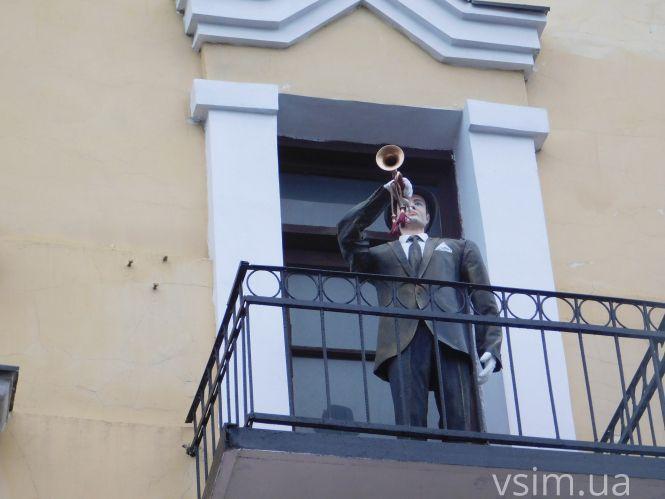 Новини Хмельницького - фото з З годинникової вежі на кінотеатрі "Планета" виграє трубач (ВІДЕО) З годинникової вежі на кінотеатрі "Планета" виграє трубач (ВІДЕО), фото №8 на сайті vsim.ua