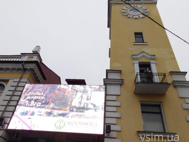 Новини Хмельницького - фото з З годинникової вежі на кінотеатрі "Планета" виграє трубач (ВІДЕО) З годинникової вежі на кінотеатрі "Планета" виграє трубач (ВІДЕО), фото №4 на сайті vsim.ua