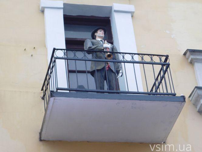 Новини Хмельницького - фото з З годинникової вежі на кінотеатрі "Планета" виграє трубач (ВІДЕО) З годинникової вежі на кінотеатрі "Планета" виграє трубач (ВІДЕО), фото №6 на сайті vsim.ua