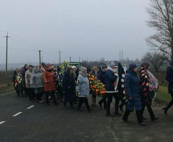 На Хмельниччині в останню путь провели загиблого на Сході Андрія Дзюбу, фото №3 на сайті vsim.ua