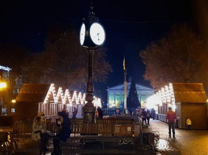 Новини Тернополя - фото з Фото дня: на Театральному майдані демонтують "будиночки" із зимового містечка. Фото дня: на Театральному майдані демонтують "будиночки" із зимового містечка., фото №1 на сайті 20minut.ua