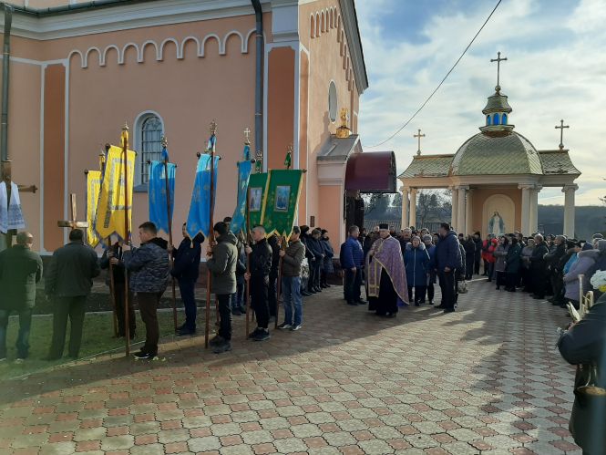 Море квітів і море сліз. На Тернопільщині поховали 15-річного Вітю, який замерз посеред поля, фото №9 на сайті 20minut.ua