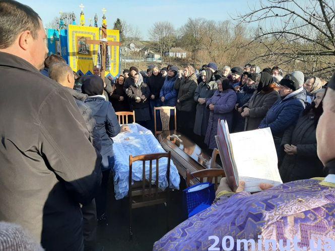 Море квітів і море сліз. На Тернопільщині поховали 15-річного Вітю, який замерз посеред поля, фото №6 на сайті 20minut.ua
