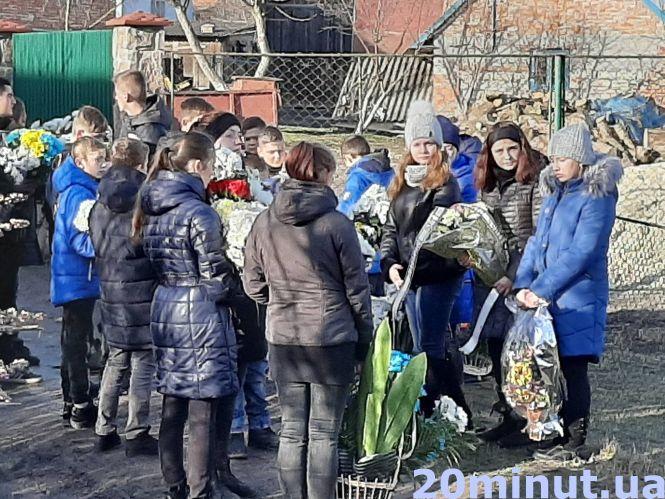 Море квітів і море сліз. На Тернопільщині поховали 15-річного Вітю, який замерз посеред поля, фото №8 на сайті 20minut.ua