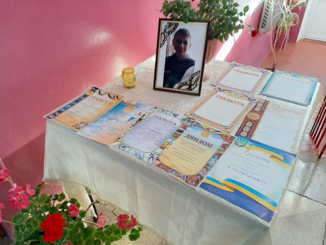 Море квітів і море сліз. На Тернопільщині поховали 15-річного Вітю, який замерз посеред поля, фото №5 на сайті 20minut.ua