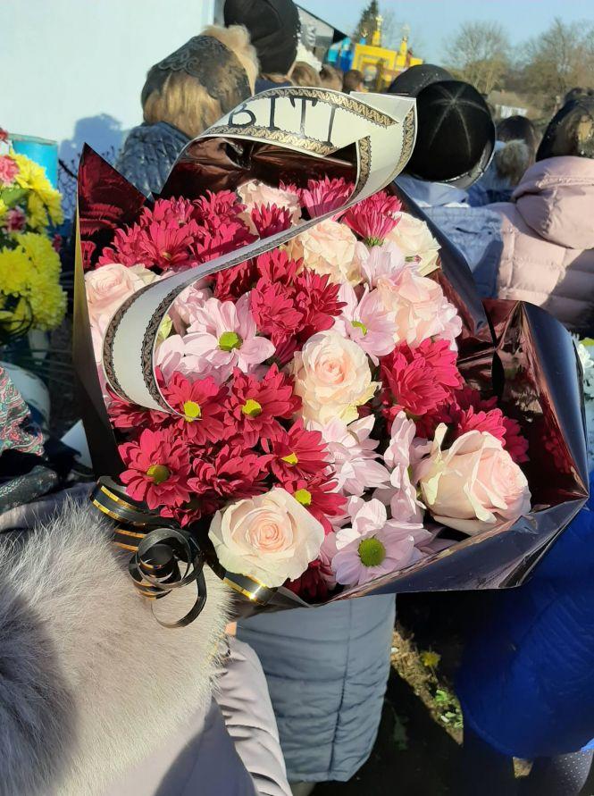 Море квітів і море сліз. На Тернопільщині поховали 15-річного Вітю, який замерз посеред поля, фото №7 на сайті 20minut.ua