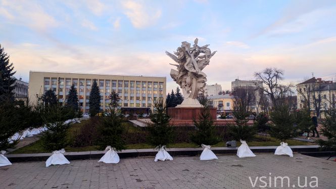 На майдані у Хмельницькому виставили ялинки та готуються до ярмарку (ФОТО) на сайті vsim.ua На майдані у Хмельницькому виставили ялинки та готуються до ярмарку (ФОТО), фото №1 на сайті vsim.ua