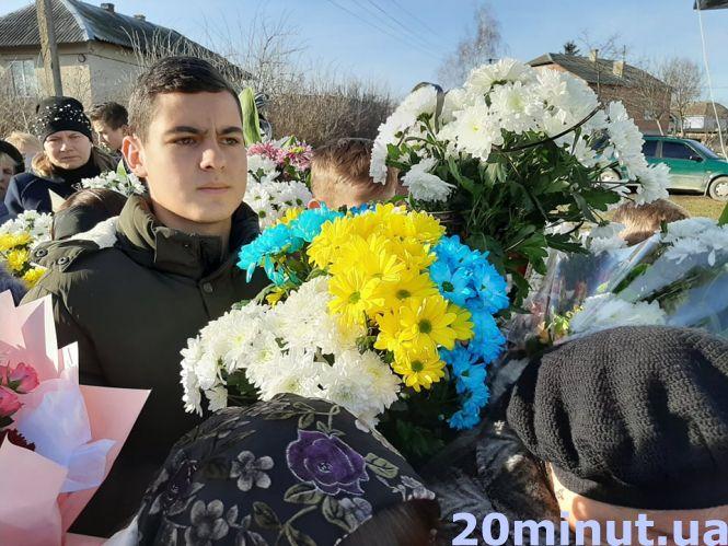 Море квітів і море сліз. На Тернопільщині поховали 15-річного Вітю, який замерз посеред поля, фото №4 на сайті 20minut.ua