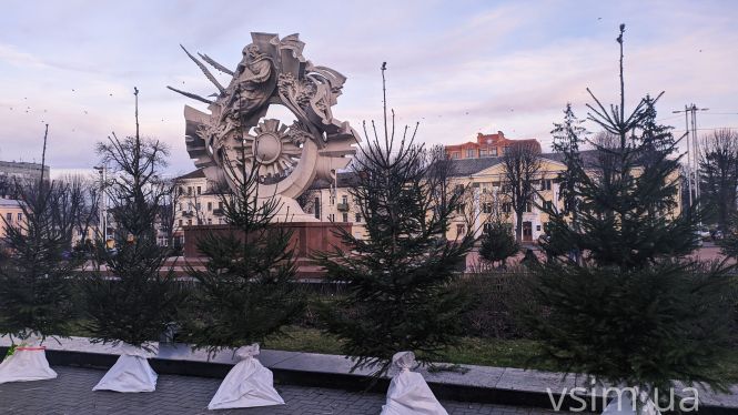 На майдані у Хмельницькому виставили ялинки та готуються до ярмарку (ФОТО) на сайті vsim.ua На майдані у Хмельницькому виставили ялинки та готуються до ярмарку (ФОТО), фото №2 на сайті vsim.ua
