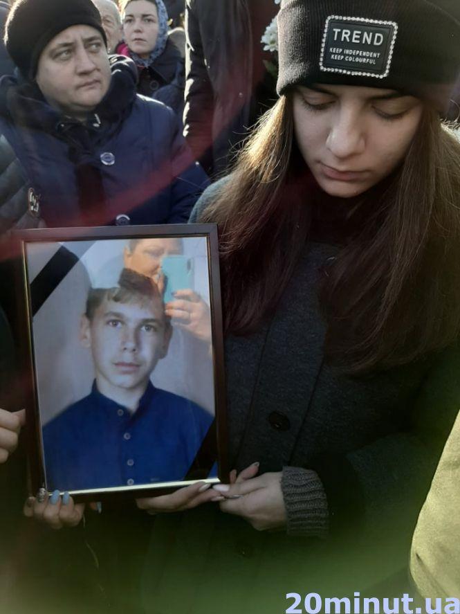 Море квітів і море сліз. На Тернопільщині поховали 15-річного Вітю, який замерз посеред поля, фото №3 на сайті 20minut.ua