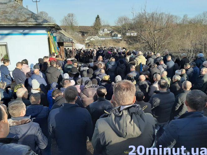 Море квітів і море сліз. На Тернопільщині поховали 15-річного Вітю, який замерз посеред поля, фото №1 на сайті 20minut.ua