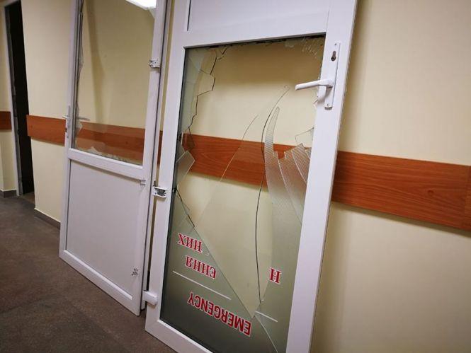 Новини Тернополя - фото з Розтрощив двері в лікарні та влаштував дебош: як лікарям захистити себе від нападу пацієнтів. Хто платитиме збитки? Розтрощив двері в лікарні та влаштував дебош: як лікарям захистити себе від нападу пацієнтів. Хто платитиме збитки?, фото №1 на сайті 20minut.ua