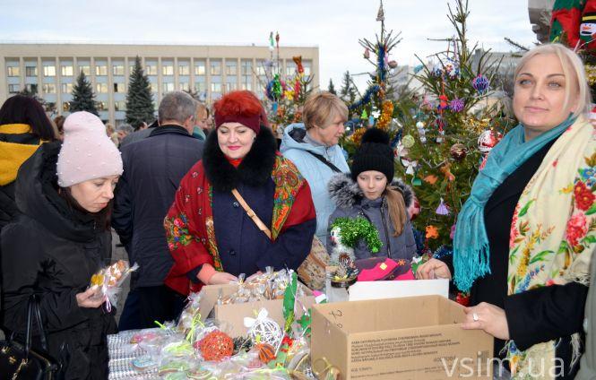 Новини Хмельницького - фото з “Врятуймо Дмитрика разом”: на майдані у Хмельницькому організували благодійний ярмарок (ФОТО) “Врятуймо Дмитрика разом”: на майдані у Хмельницькому організували благодійний ярмарок (ФОТО), фото №3 на сайті vsim.ua