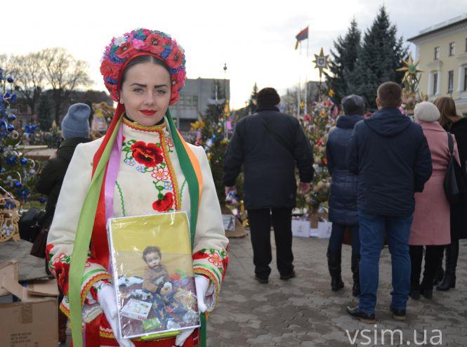 Новини Хмельницького - фото з “Врятуймо Дмитрика разом”: на майдані у Хмельницькому організували благодійний ярмарок (ФОТО) “Врятуймо Дмитрика разом”: на майдані у Хмельницькому організували благодійний ярмарок (ФОТО), фото №4 на сайті vsim.ua