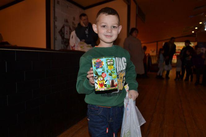 Новини Хмельницького - фото з Хмельницька дітвора отримала подарунки від святого Миколая та “ОКЕЙ ФМ” Хмельницька дітвора отримала подарунки від святого Миколая та “ОКЕЙ ФМ”, фото №6 на сайті vsim.ua