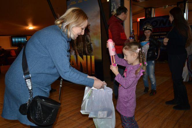 Новини Хмельницького - фото з Хмельницька дітвора отримала подарунки від святого Миколая та “ОКЕЙ ФМ” Хмельницька дітвора отримала подарунки від святого Миколая та “ОКЕЙ ФМ”, фото №5 на сайті vsim.ua