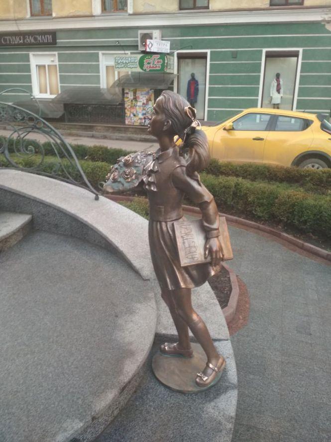 Новини Тернополя - фото з Пам’ятник вчителю нарешті завершили: який він, що означає і в скільки обійшовся місту Пам’ятник вчителю нарешті завершили: який він, що означає і в скільки обійшовся місту, фото №1 на сайті 20minut.ua