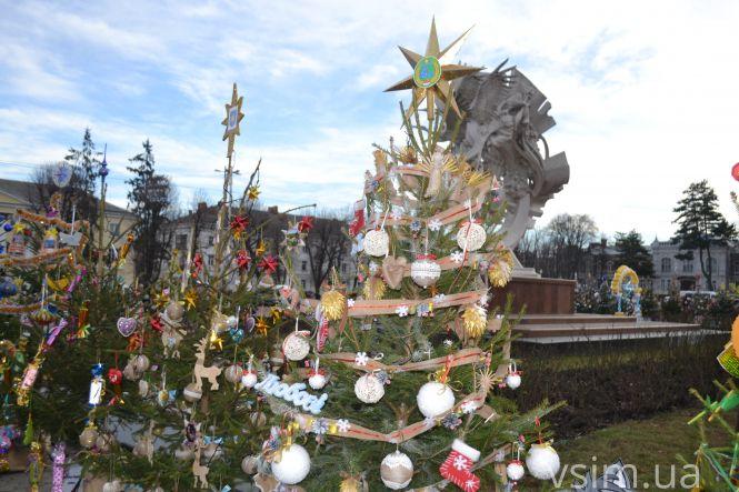 Новини Хмельницького - фото з “Врятуймо Дмитрика разом”: на майдані у Хмельницькому організували благодійний ярмарок (ФОТО) “Врятуймо Дмитрика разом”: на майдані у Хмельницькому організували благодійний ярмарок (ФОТО), фото №18 на сайті vsim.ua