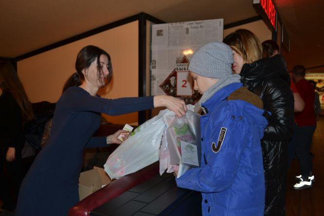 Новини Хмельницького - фото з Хмельницька дітвора отримала подарунки від святого Миколая та “ОКЕЙ ФМ” Хмельницька дітвора отримала подарунки від святого Миколая та “ОКЕЙ ФМ”, фото №2 на сайті vsim.ua