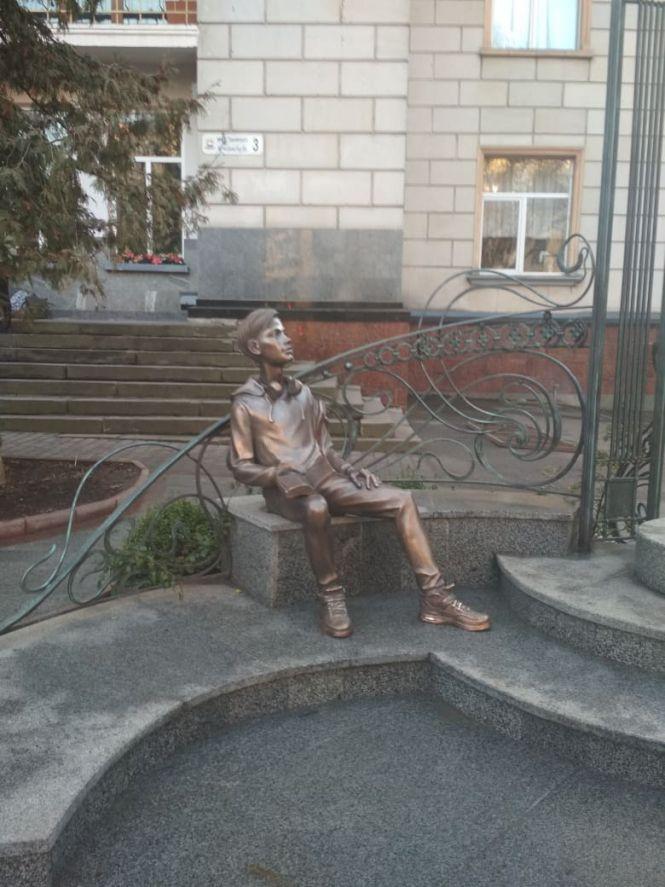 Новини Тернополя - фото з Пам’ятник вчителю нарешті завершили: який він, що означає і в скільки обійшовся місту Пам’ятник вчителю нарешті завершили: який він, що означає і в скільки обійшовся місту, фото №2 на сайті 20minut.ua