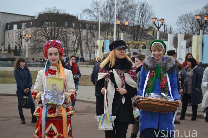 Новини Хмельницького - фото з “Врятуймо Дмитрика разом”: на майдані у Хмельницькому організували благодійний ярмарок (ФОТО) “Врятуймо Дмитрика разом”: на майдані у Хмельницькому організували благодійний ярмарок (ФОТО), фото №6 на сайті vsim.ua
