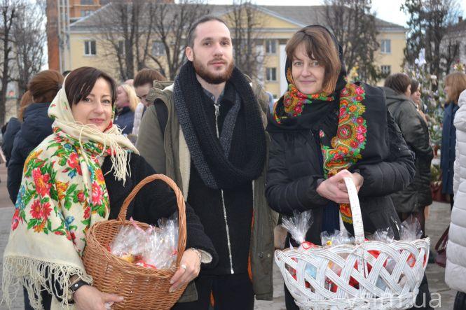 Новини Хмельницького - фото з “Врятуймо Дмитрика разом”: на майдані у Хмельницькому організували благодійний ярмарок (ФОТО) “Врятуймо Дмитрика разом”: на майдані у Хмельницькому організували благодійний ярмарок (ФОТО), фото №5 на сайті vsim.ua