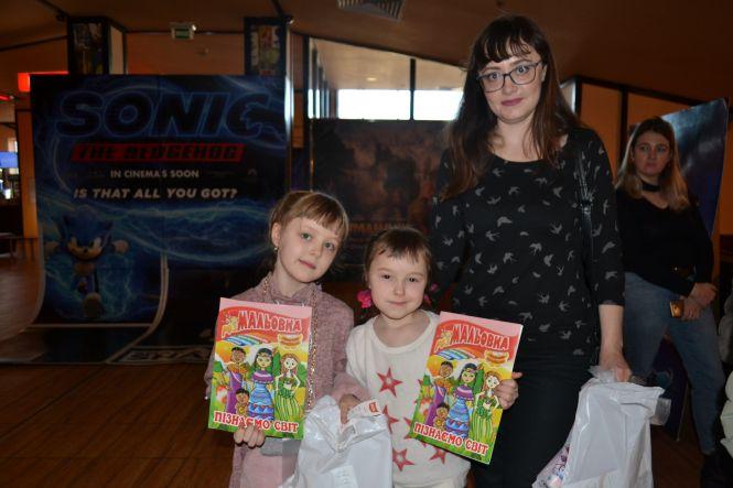 Новини Хмельницького - фото з Хмельницька дітвора отримала подарунки від святого Миколая та “ОКЕЙ ФМ” Хмельницька дітвора отримала подарунки від святого Миколая та “ОКЕЙ ФМ”, фото №1 на сайті vsim.ua