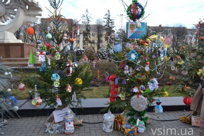 Новини Хмельницького - фото з “Врятуймо Дмитрика разом”: на майдані у Хмельницькому організували благодійний ярмарок (ФОТО) “Врятуймо Дмитрика разом”: на майдані у Хмельницькому організували благодійний ярмарок (ФОТО), фото №17 на сайті vsim.ua