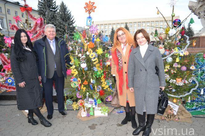Новини Хмельницького - фото з “Врятуймо Дмитрика разом”: на майдані у Хмельницькому організували благодійний ярмарок (ФОТО) “Врятуймо Дмитрика разом”: на майдані у Хмельницькому організували благодійний ярмарок (ФОТО), фото №10 на сайті vsim.ua