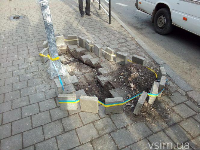 Новини Хмельницького - фото з Біля «Либідь Плази» та «Ощадбанку» встановлюють електронні табло з графіком прибуття транспорту Біля «Либідь Плази» та «Ощадбанку» встановлюють електронні табло з графіком прибуття транспорту, фото №2 на сайті vsim.ua