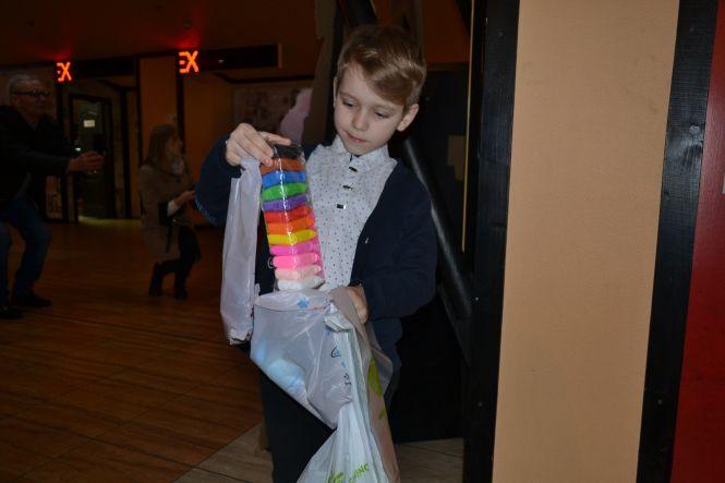 Новини Хмельницького - фото з Хмельницька дітвора отримала подарунки від святого Миколая та “ОКЕЙ ФМ” Хмельницька дітвора отримала подарунки від святого Миколая та “ОКЕЙ ФМ”, фото №3 на сайті vsim.ua