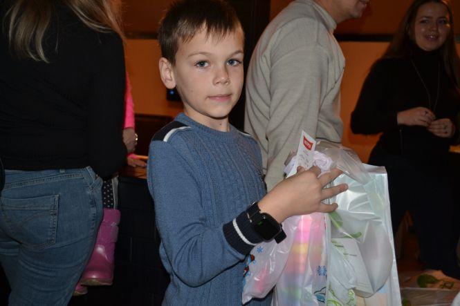 Новини Хмельницького - фото з Хмельницька дітвора отримала подарунки від святого Миколая та “ОКЕЙ ФМ” Хмельницька дітвора отримала подарунки від святого Миколая та “ОКЕЙ ФМ”, фото №4 на сайті vsim.ua