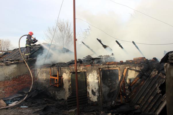 На Заводській горять підсобні приміщення (ВІДЕО), фото №7 на сайті vsim.ua