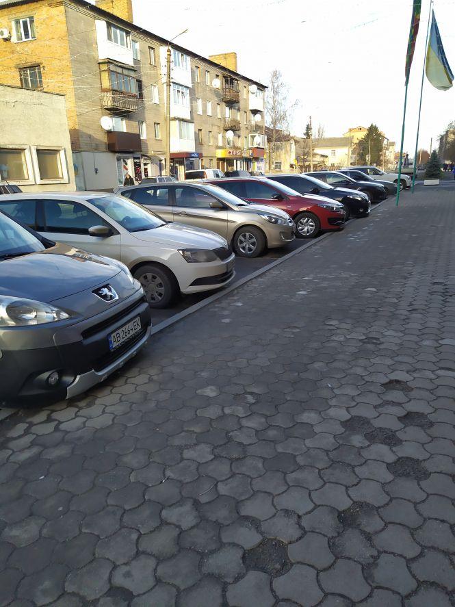 Фото дня: біля міської ради в день сесії парад машин, фото №1 на сайті 20minut.ua