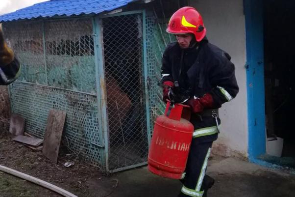 На Заводській горять підсобні приміщення (ВІДЕО), фото №2 на сайті vsim.ua