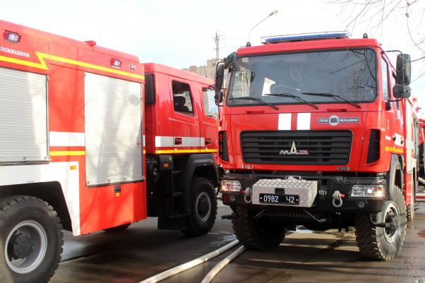 На Заводській горять підсобні приміщення (ВІДЕО), фото №1 на сайті vsim.ua