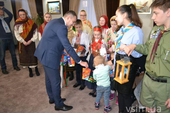 Новини Хмельницького - фото з Хмельницькому передали Вифлеємський вогонь (ФОТО, ВІДЕО) Хмельницькому передали Вифлеємський вогонь (ФОТО, ВІДЕО), фото №6 на сайті vsim.ua