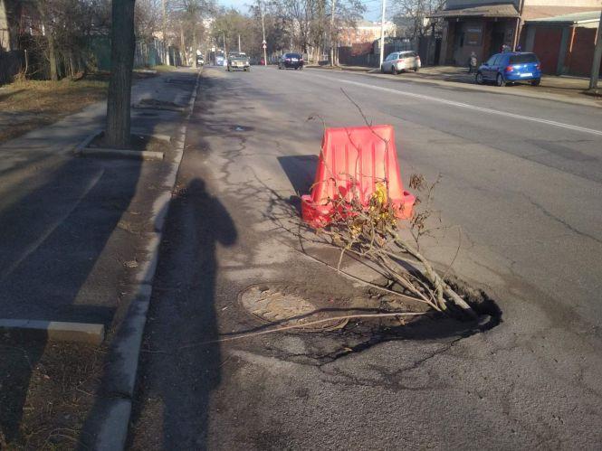 Водоканал мав навести лад з люками на Нечая, але небезпека залишилася, фото №1 на сайті 20minut.ua