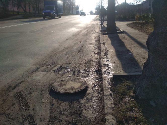 Водоканал мав навести лад з люками на Нечая, але небезпека залишилася, фото №2 на сайті 20minut.ua